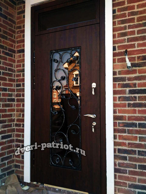 металлические двери с решеткой и окном
