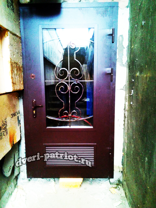 металлические двери с решеткой и окном